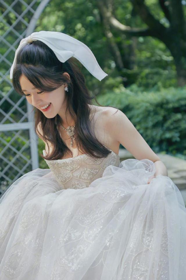 扎头发减龄还是散头发减龄,头发稀少减龄扎发