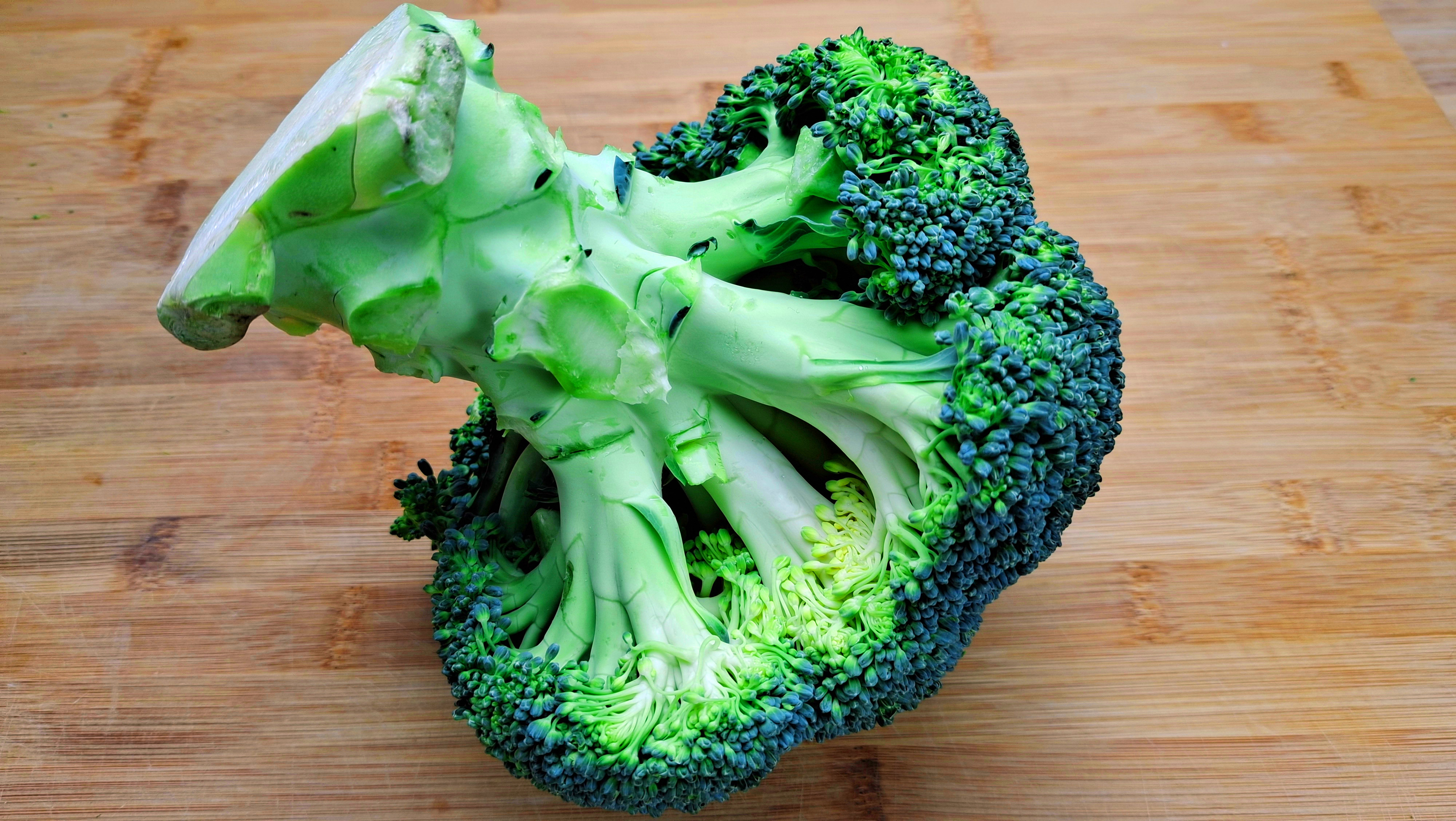 炒西兰花焯水的正确方法,西兰花可以不焯水直接炒吗