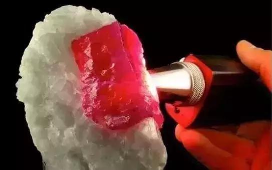 宝石并不一定按颜色命名，90%的人都曾被忽悠过