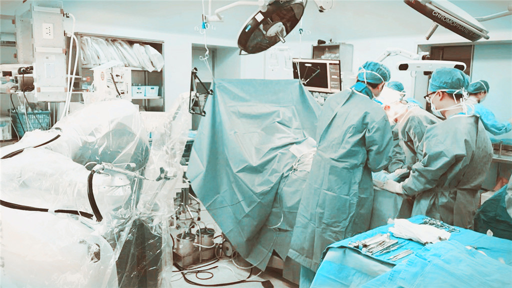 颈椎增生压迫神经手指麻怎么解决,颈椎压迫神经导致手麻做手术风险