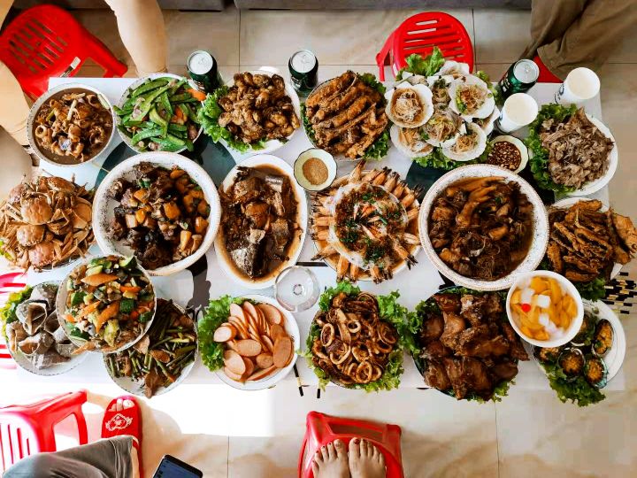 年三十来啦网友们纷纷晒出年夜饭,东北过年团年饭真丰盛有鱼有肉