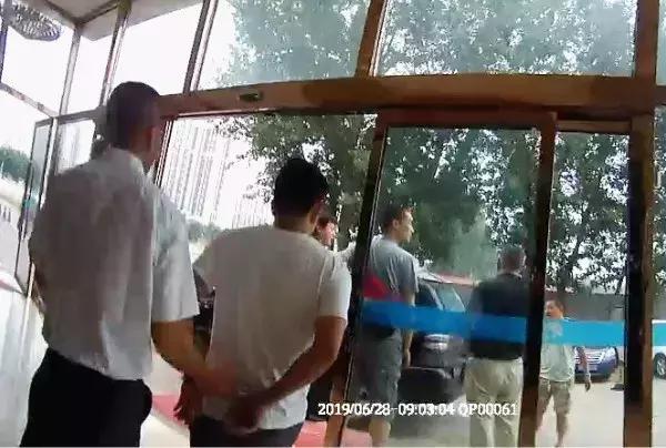 卖给你成本十几块的假飞利浦剃须刀后，他们住进了1000万的别墅