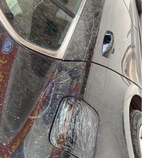 车被熊孩子划伤全车漆,4个熊孩子划伤45辆豪车