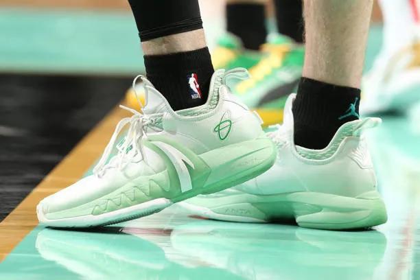 nba球员上脚安踏合集,nba球员上脚的球鞋欧文