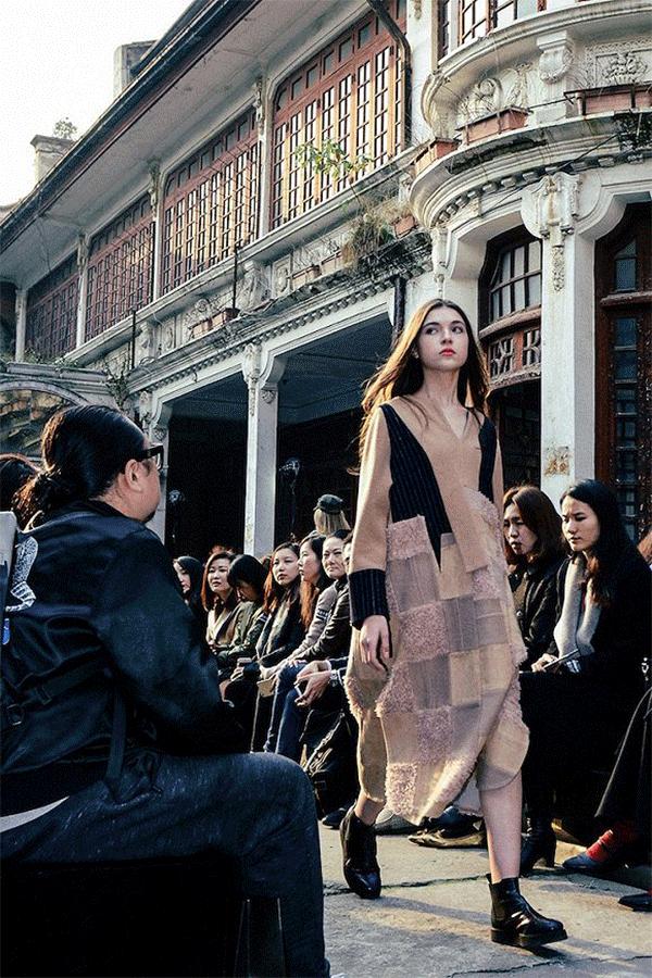 中国人只会跟风买名牌？80后女孩用旧衣改导致潮牌，燃炸上海滩