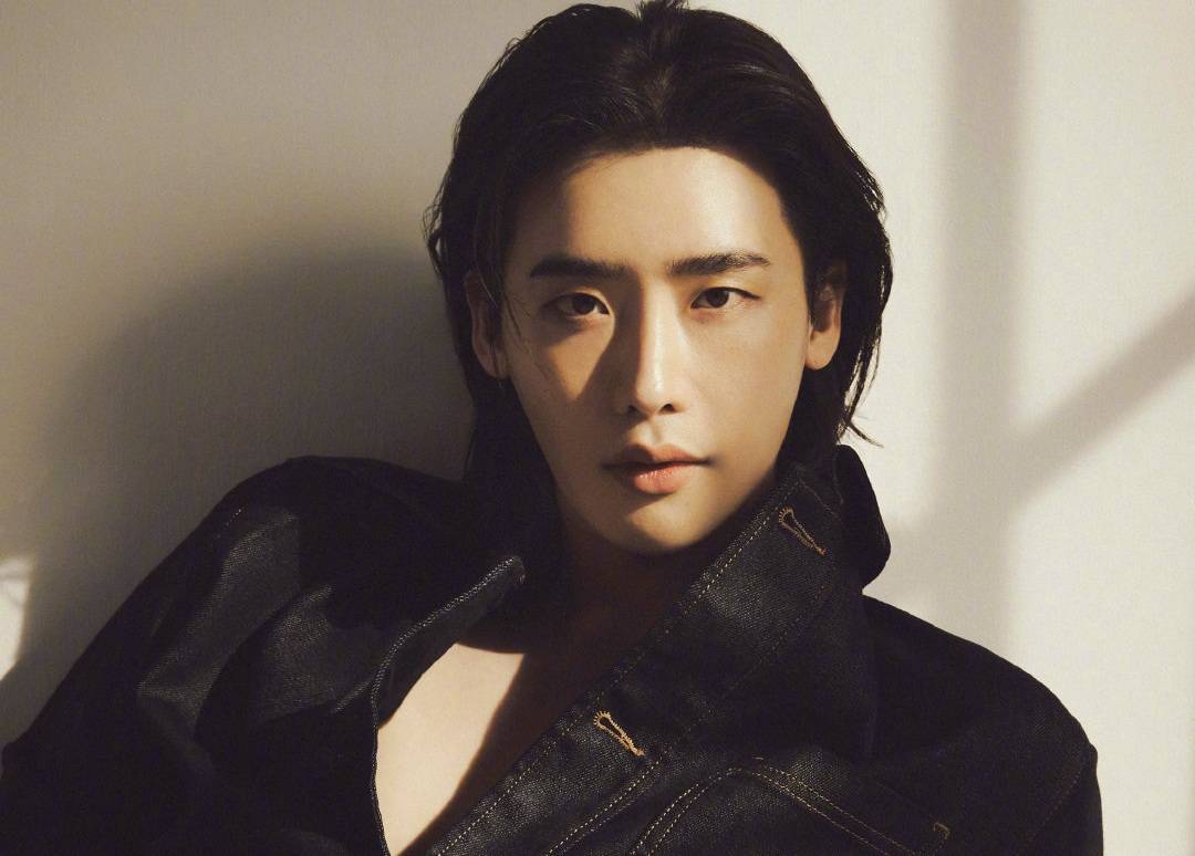 李钟硕发福了照片,李钟硕发福机场照整个人胖了一圈