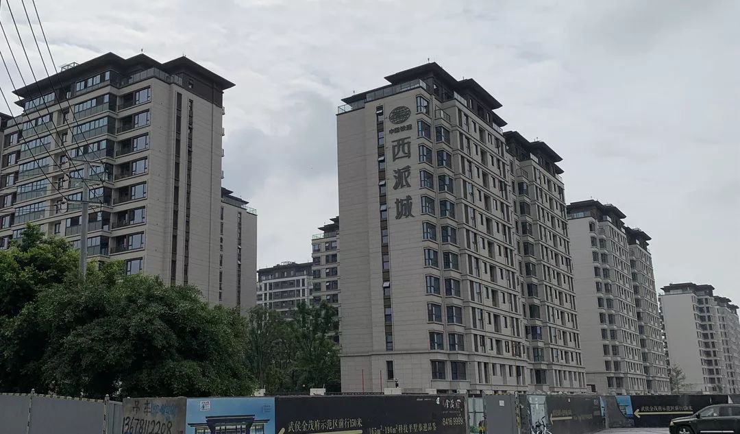 成都这4条“神奇”的街：新房门对门，凭啥最高能便宜1.3万/㎡！