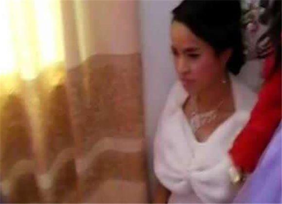 新郎接亲当众翻脸质问新娘嫁不嫁,新郎接亲时收到信息大怒当场悔婚