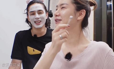 戚薇拍头发消面部水肿,戚薇刮痧的视频