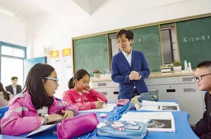 江西一中学老师，因不堪家长羞辱而起诉，分班是不是老师的错？