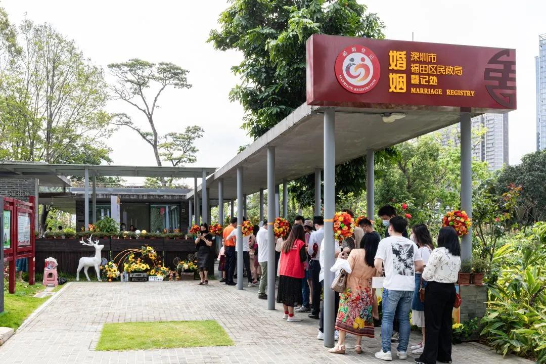 520深圳民政局大排长队！在深圳结婚的90后们，都得靠爸妈？