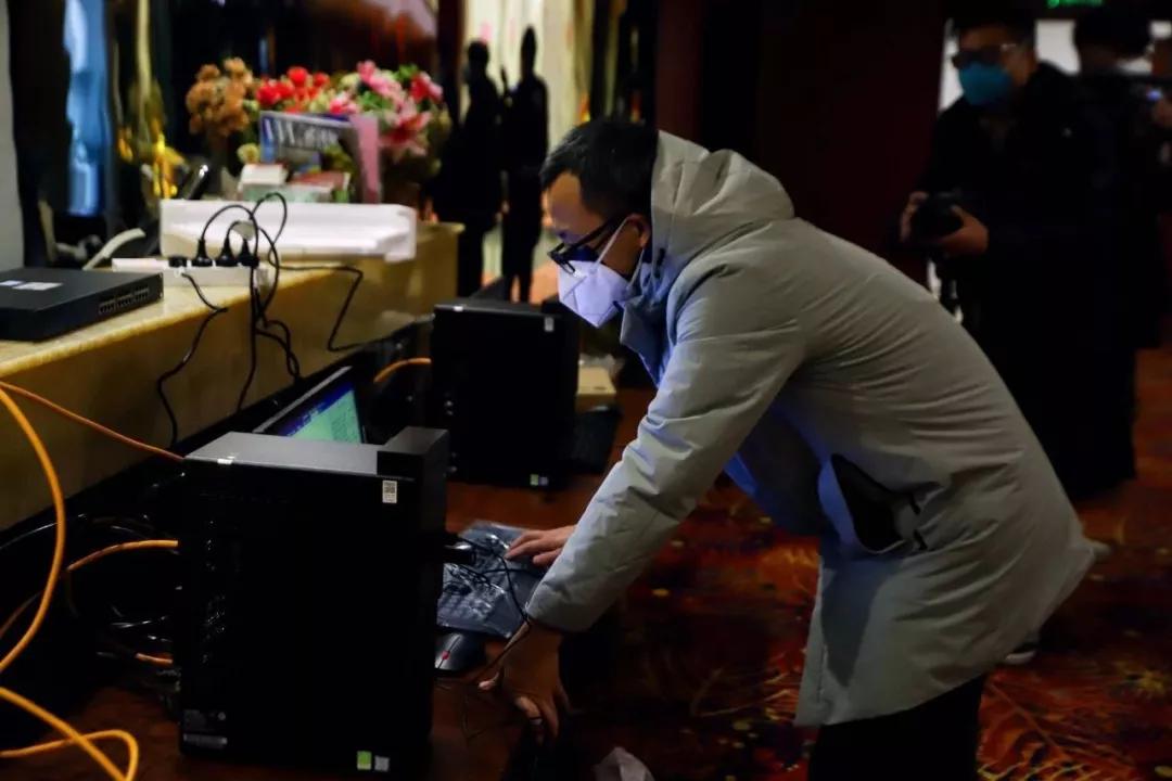 与时间赛跑，为生命逆行，星夜兼程奔向武汉