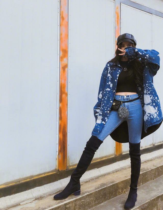 杨幂登大刊封面复古时髦超惊艳,杨幂登大刊封面演绎黑金时尚