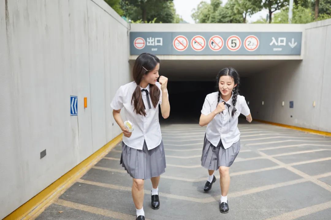 毕业照自己拍全身合成,毕业照自己拍怎么拍