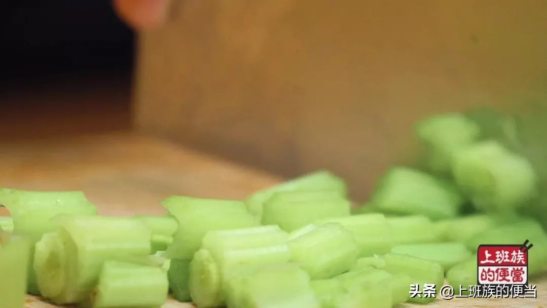 芹菜和什么炒好吃又减肚子,芹菜炒腊肉怎么不油腻