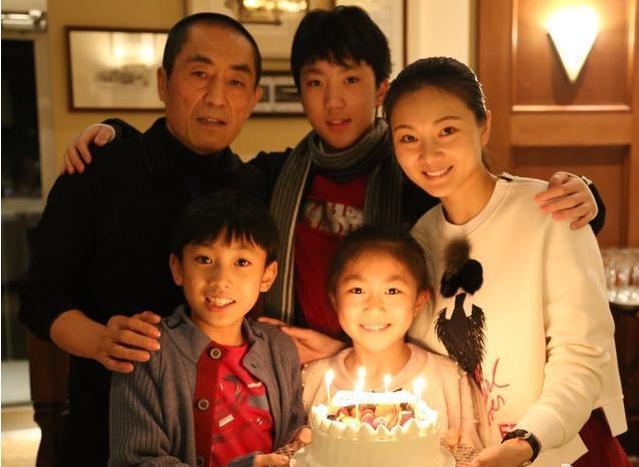 她生在棚户区，19嫁50岁张艺谋连生3子，今38岁贵气十足超巩俐