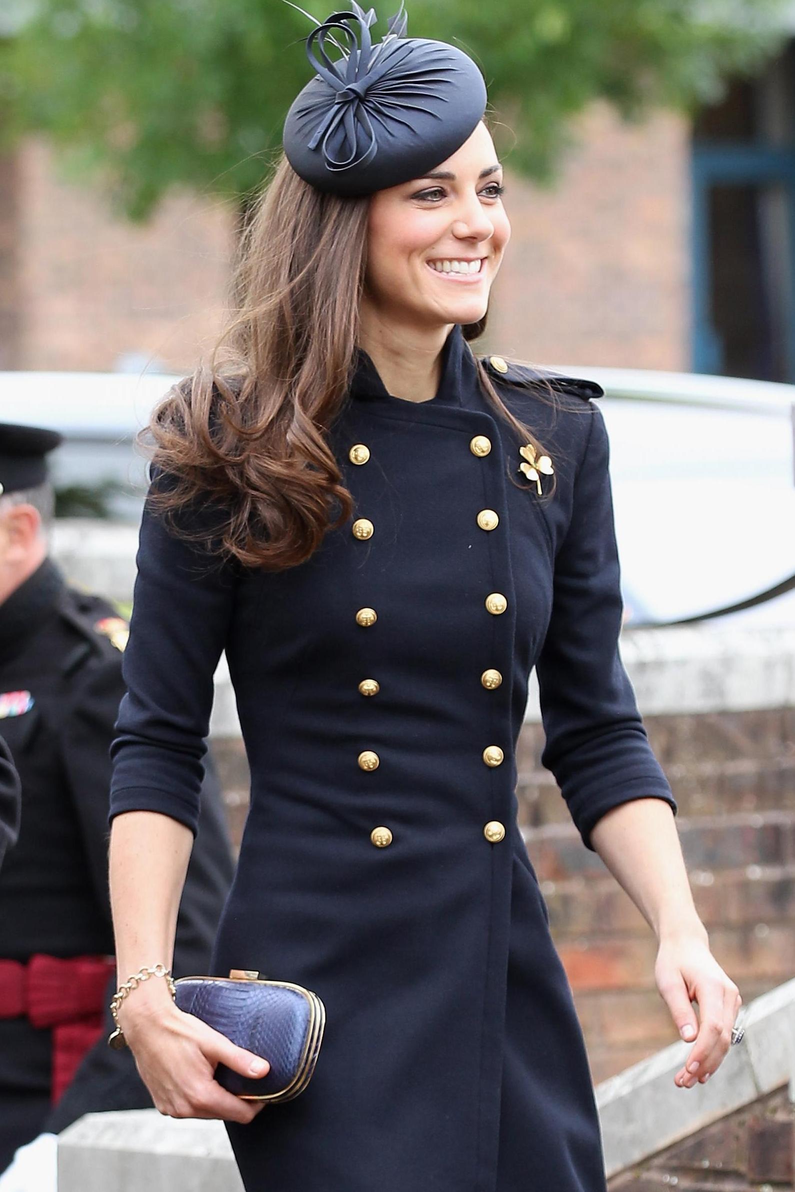 凯特王妃戴戴安娜王妃头饰,凯特王妃戴的是什么头饰