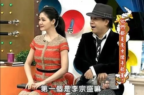 大s深夜晒女儿照片，网友：这个细节，暴露了家教