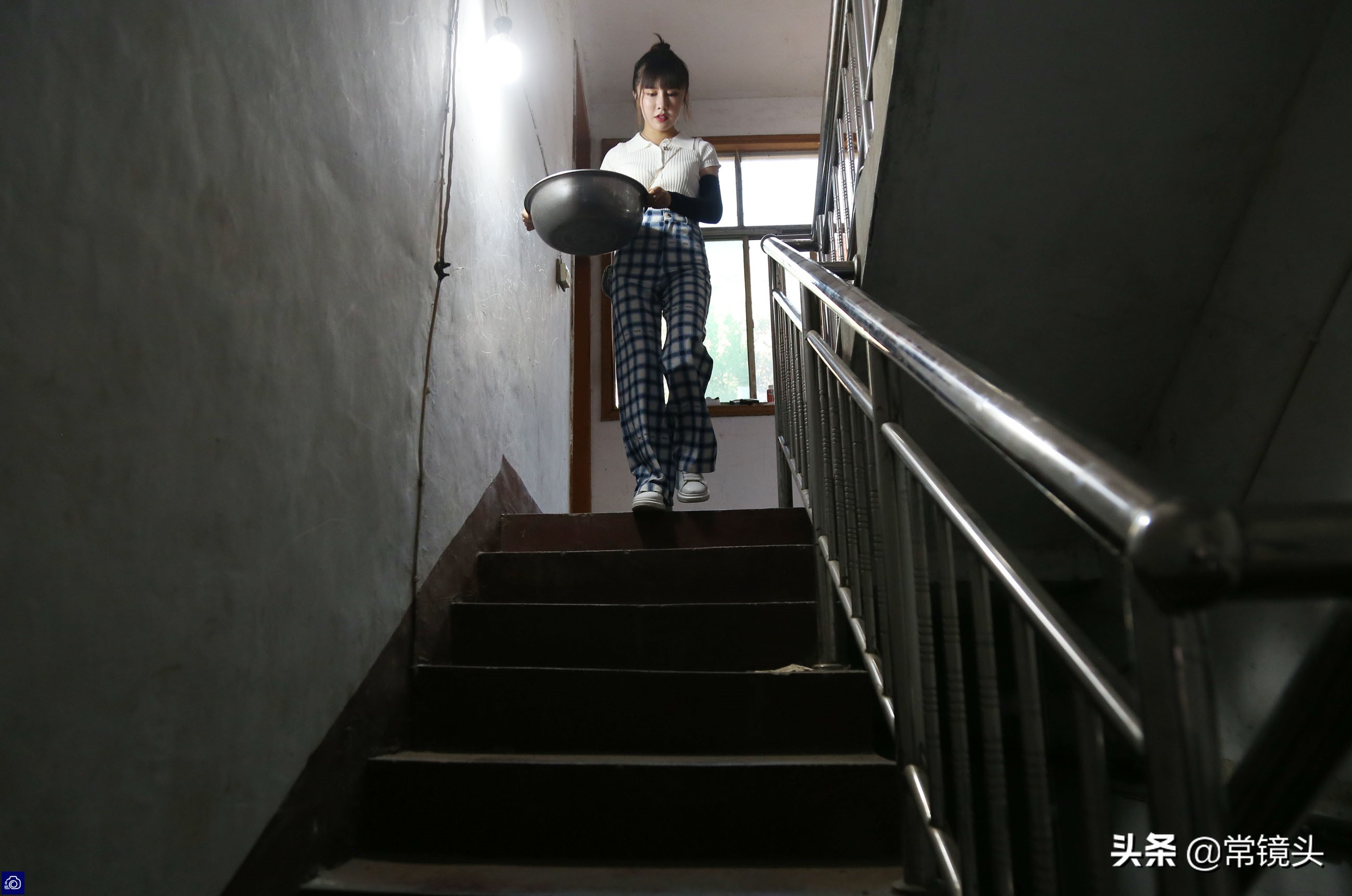 90后女孩靠30平小店迈上人生巅峰,00后女孩摆摊创业生活真实记录