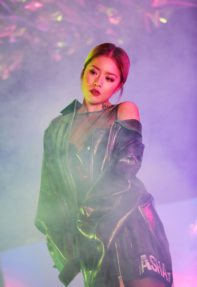 最性感的“星女郎”，和老公撕逼后，在维密首秀皮衣深V大放异彩