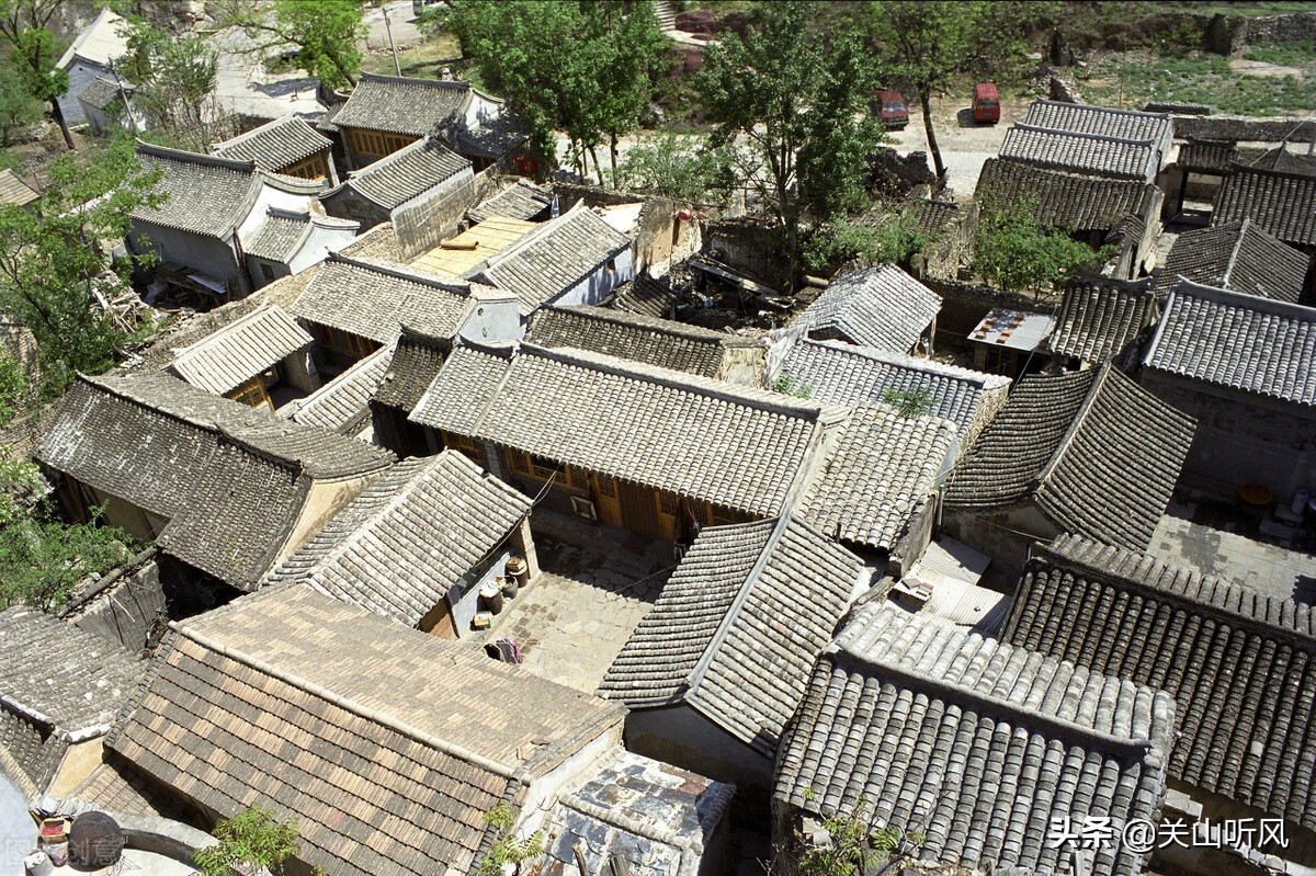 农村门楼为啥不是在左就是在右,农村建房门楼朝向