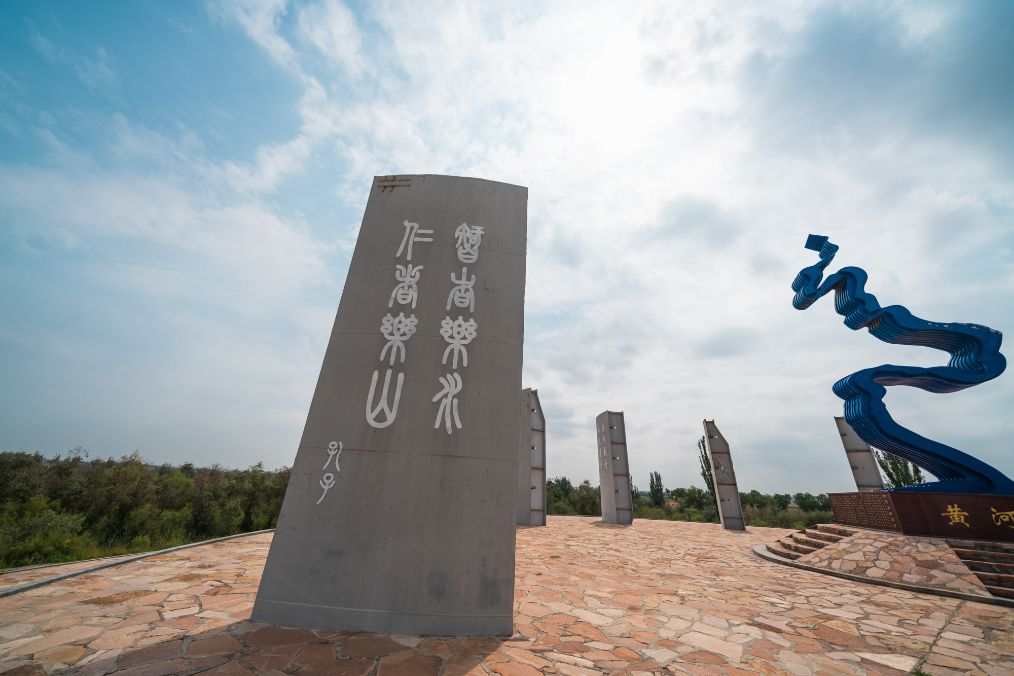 她是滔滔千里黄河的宠儿，阴山之下、河套之上的掌上明珠