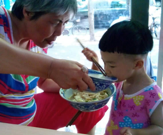 过度喂养是指宝宝吃多还是没吃饱,宝宝过度喂养该怎么缓解症状