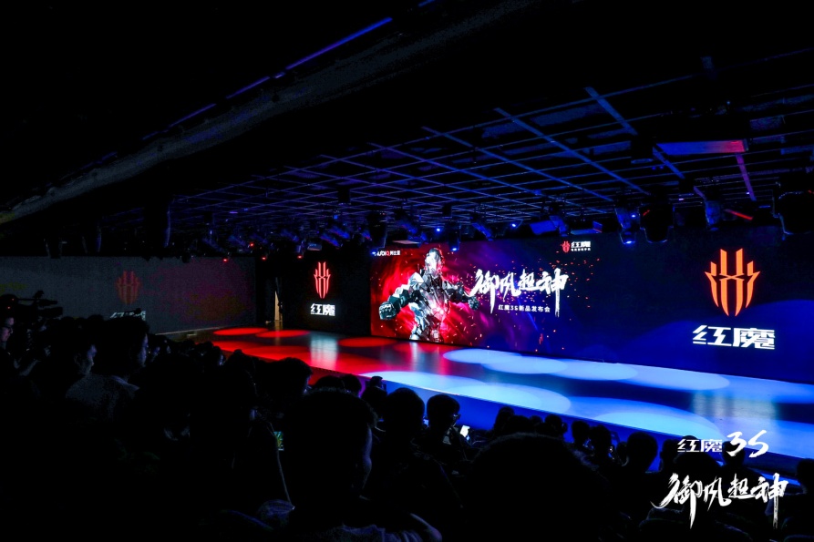 性能王者更是4800万像素夜景之王，红魔3S定义游戏手机标准