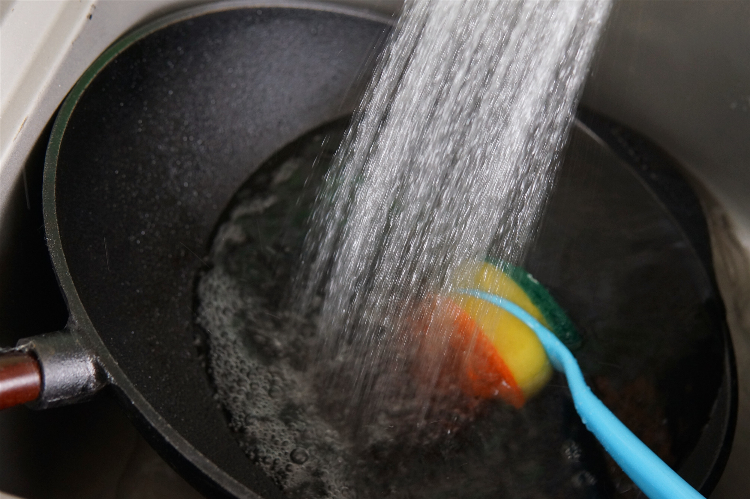 铁锅买回来怎么搞不生锈,铁锅买来如何开锅不生锈