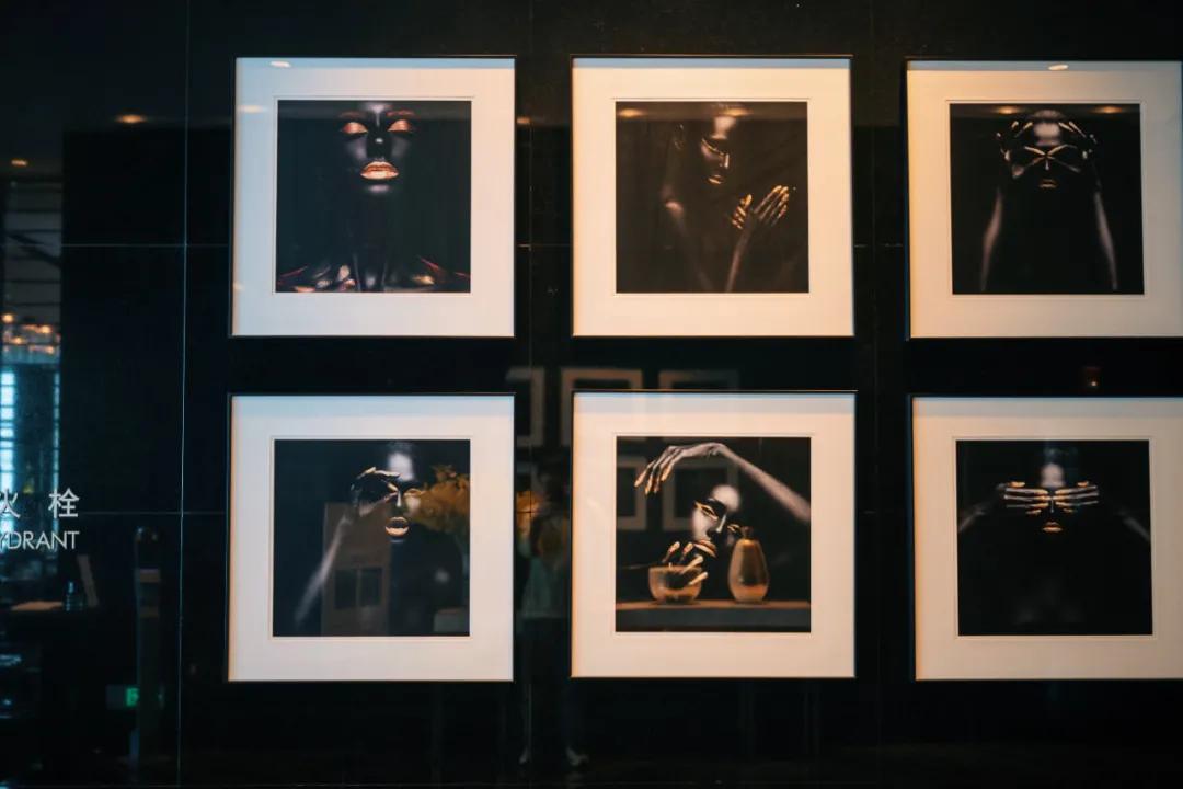 把繁华踩在脚下，将吃喝囊括周边。去长沙要住地标里