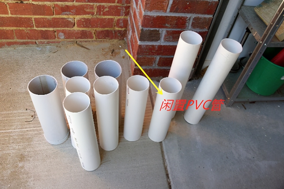 老爸会捯饬，10根PVC管连在一起装在楼梯旁，废物材料变成宝