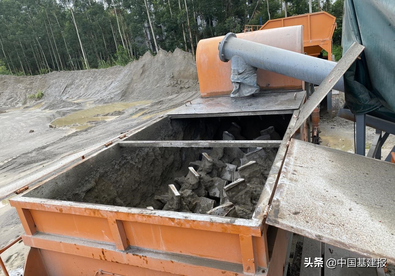 江西一名男子被卷入搅拌机后死亡,工人操作不慎卷入搅拌机身亡