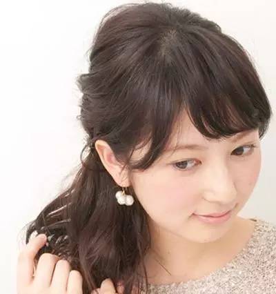 今年流行的侧编发,减龄全编发型