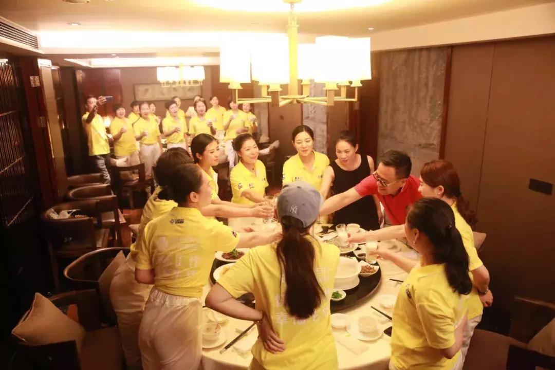 巨邦快乐集结号丨看见了，其中一艘游艇上，是我们的船长大舅哥