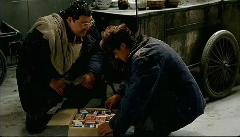 地位与张艺谋不相上下，他第一次做导演，扯掉了理想主义的遮羞布