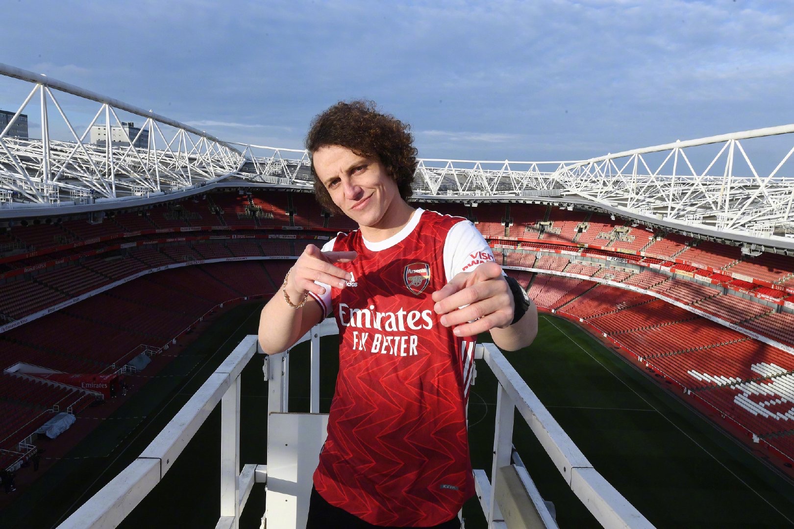 阿森纳低级别引进边后卫,阿森纳中卫6号