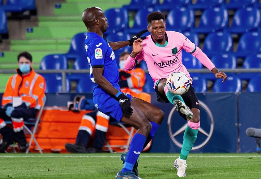 巴萨再次被逆转,巴萨托雷斯被打