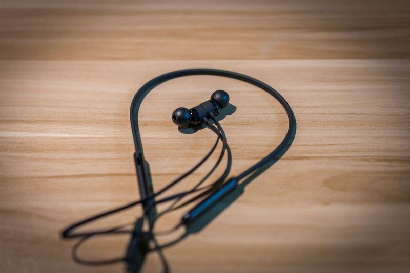 蓝牙耳机哪个牌子既实惠又好用,蓝牙耳机哪一个牌子比较好