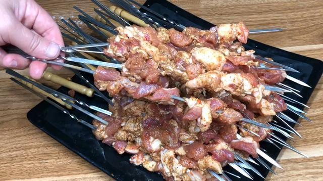 烧烤摊上的烤肉串为啥好吃？秘诀全在腌制上，配方做法详细告诉你
