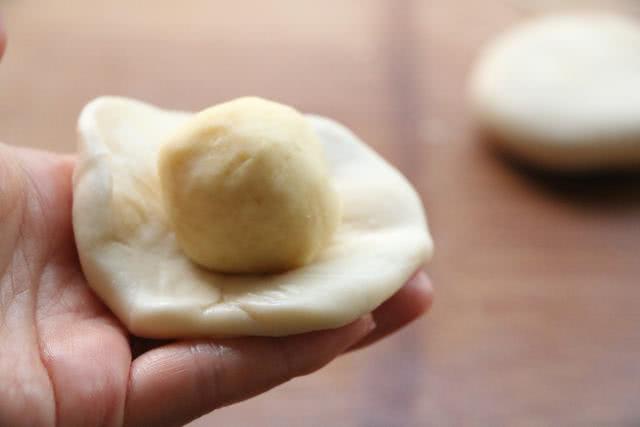 老北京绿豆饼外皮太酥了,绿豆饼圆的厚的外皮像炸过一样