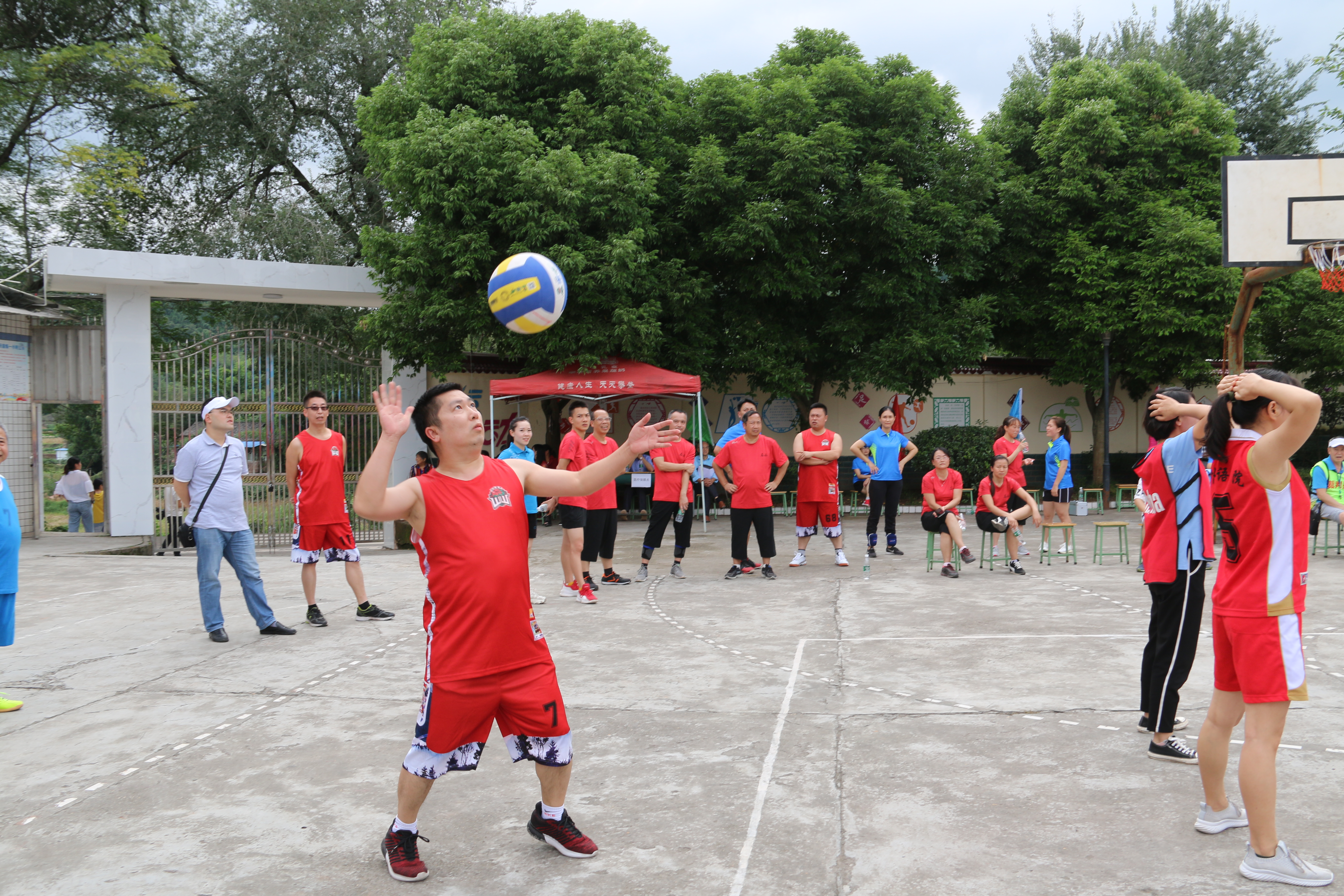 拼出来的冠军值得喝彩，乐至县石佛中学勇夺省级气排球分站赛首金