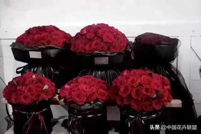 情人节送红玫瑰好还是香槟玫瑰好,情人节送十一支玫瑰代表什么
