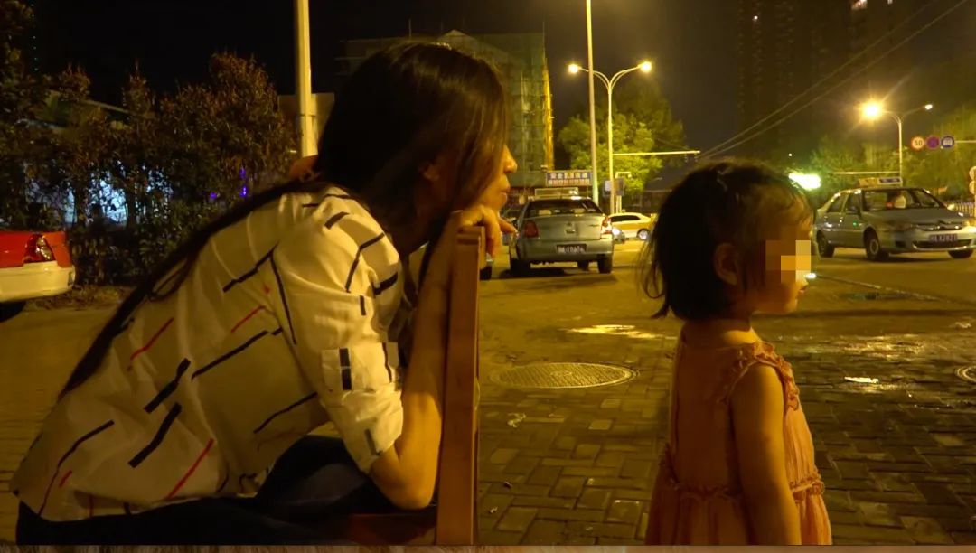 女司机带女儿上下班,女司机带三岁女儿上班