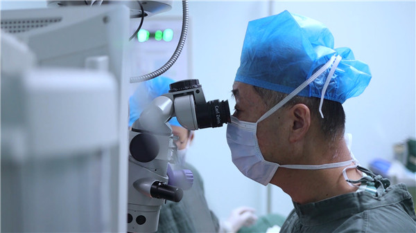 河南资深眼科专家陈刚的光明新使命：培养更多眼科人才