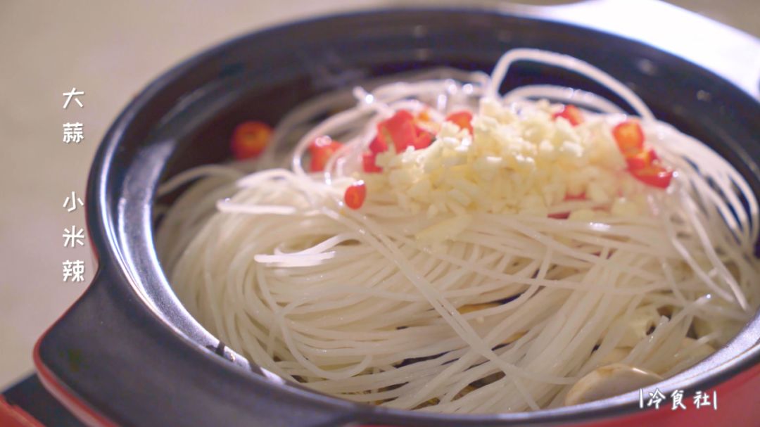 五分钟快手花甲米线，鲜辣爽口，一看就会，在家也轻能轻松搞定