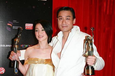 周冬雨易烊千玺各大颁奖盛典,周冬雨怎么变成双金影后