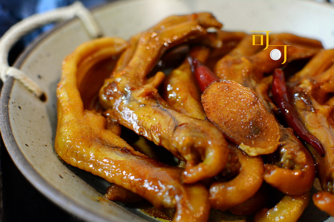 香辣爽口的鸭掌啃上一口停不下来,香辣卤鸭掌的做法
