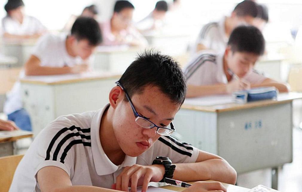 初中男生自认为很帅的行为,初中男生自认为很帅的三种行为