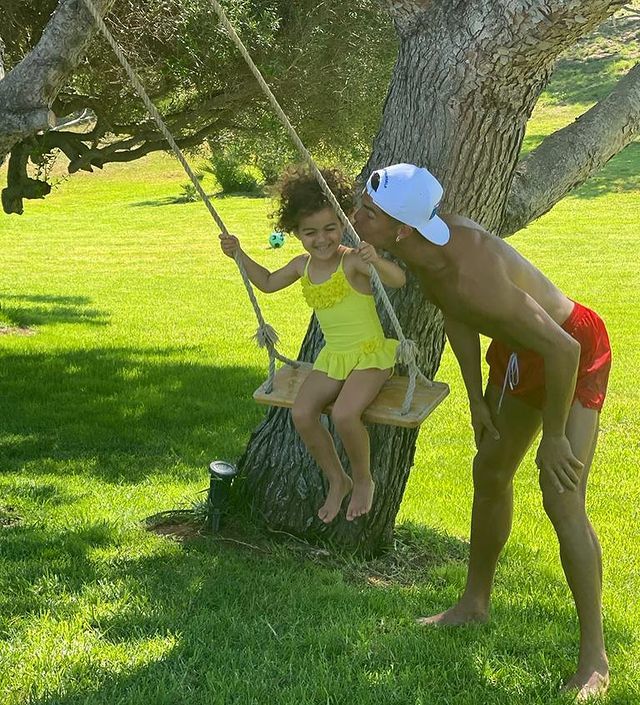 乔治娜c罗有几个孩子,c罗乔治娜在网上晒出全家照