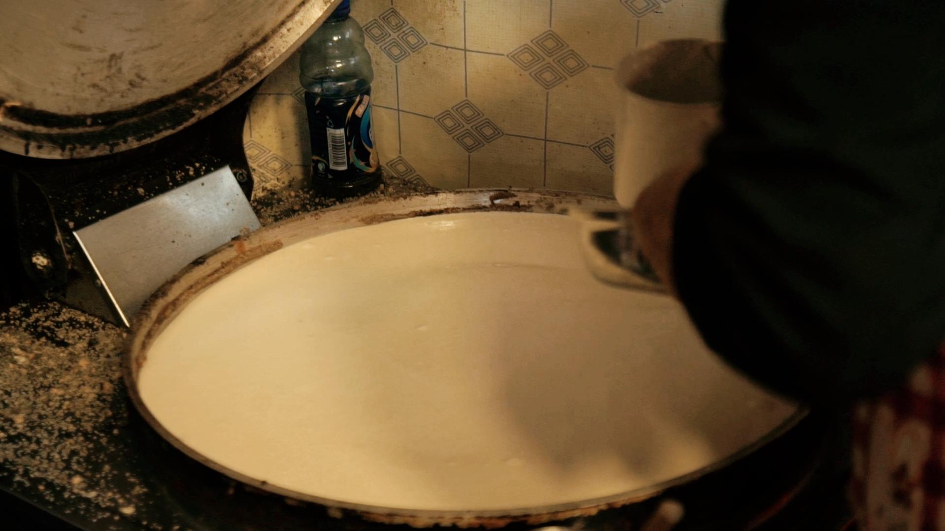 开了二十多年的店，一块满煎糕成就甜美的记忆，每天可以做几百锅